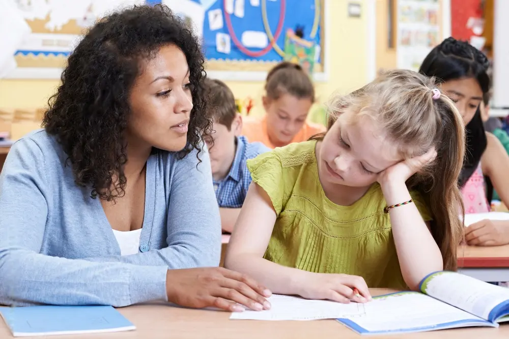 ¿Pueden los auxiliares docentes cubrir clases?